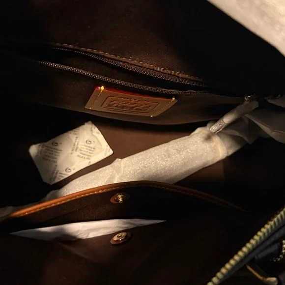 Coach LARGE SUEDE ROWAN BRAND NEW - Picture 4 of 5